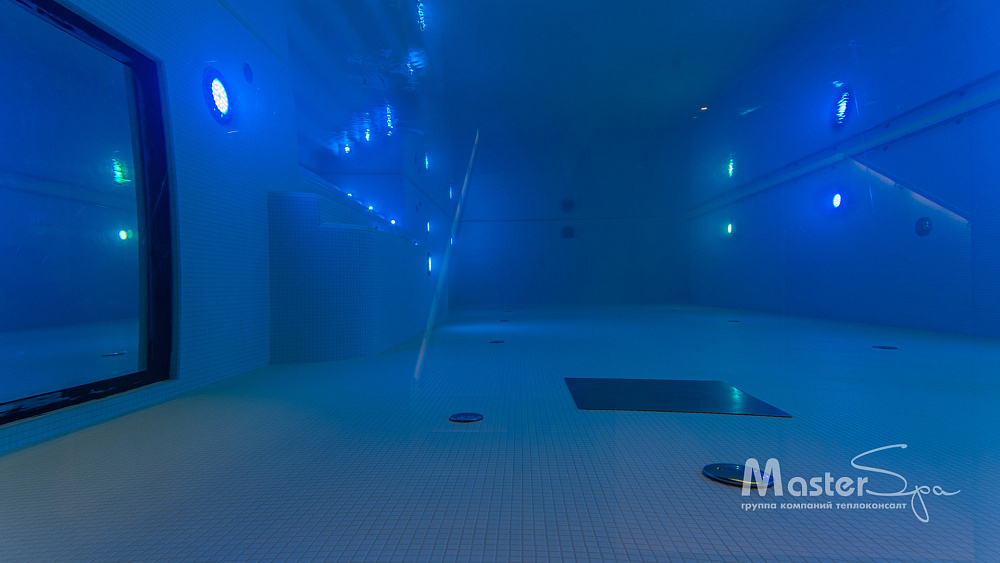 № 32. В состав SPA-зоны входит плавательный бассейн с подводным окном,  сауна, хамам, спа-бассейн, душ впечатлений